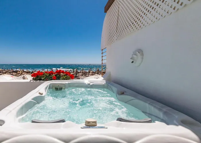 Superb Large On The マルベーリャ